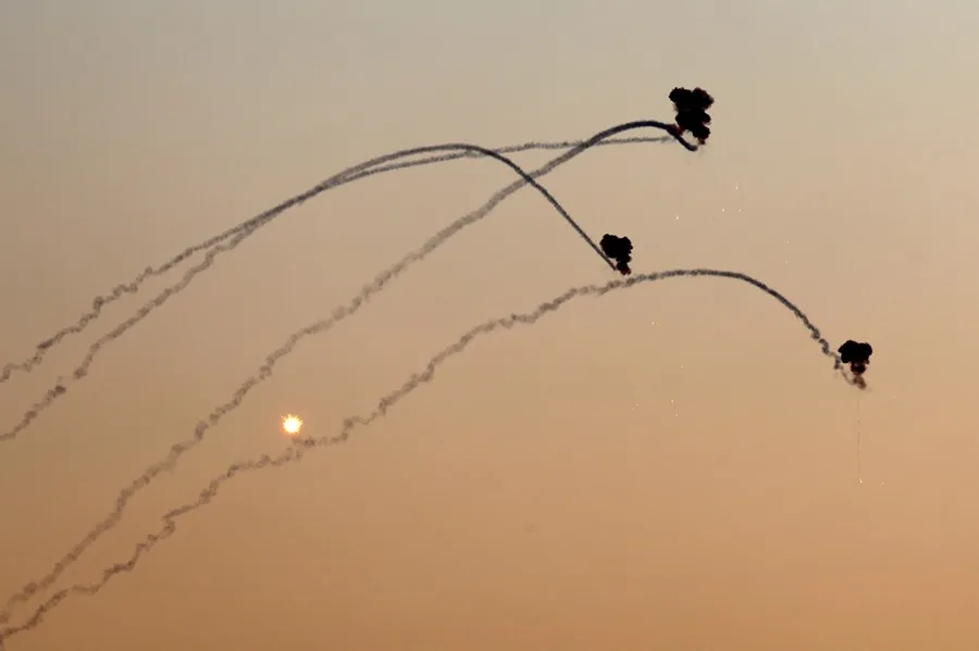 El sistema de defensa aérea israelí Cúpula de Hierro intercepta un misil disparado desde el sur del Líbano sobre Kirat Shomna, en la Alta Galilea, en una imagen de archivo.