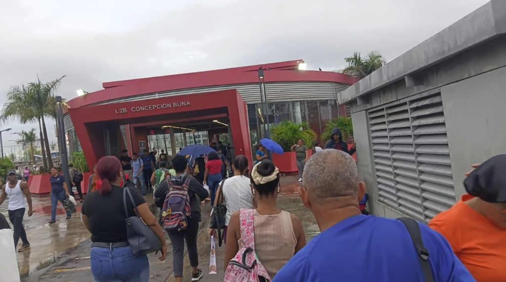 Lluvias provocan gran tapón en Santo Domingo y se esperan más aguaceros esta tarde