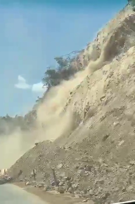 Derrumbe en carretera Jarabacoa–La Vega genera preocupación y pone en riesgo a conductores.