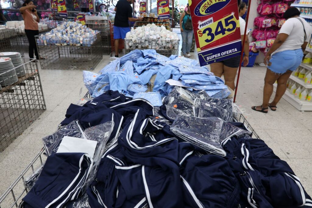 Entre quejas y ofertas, inicia las compras de útiles escolares