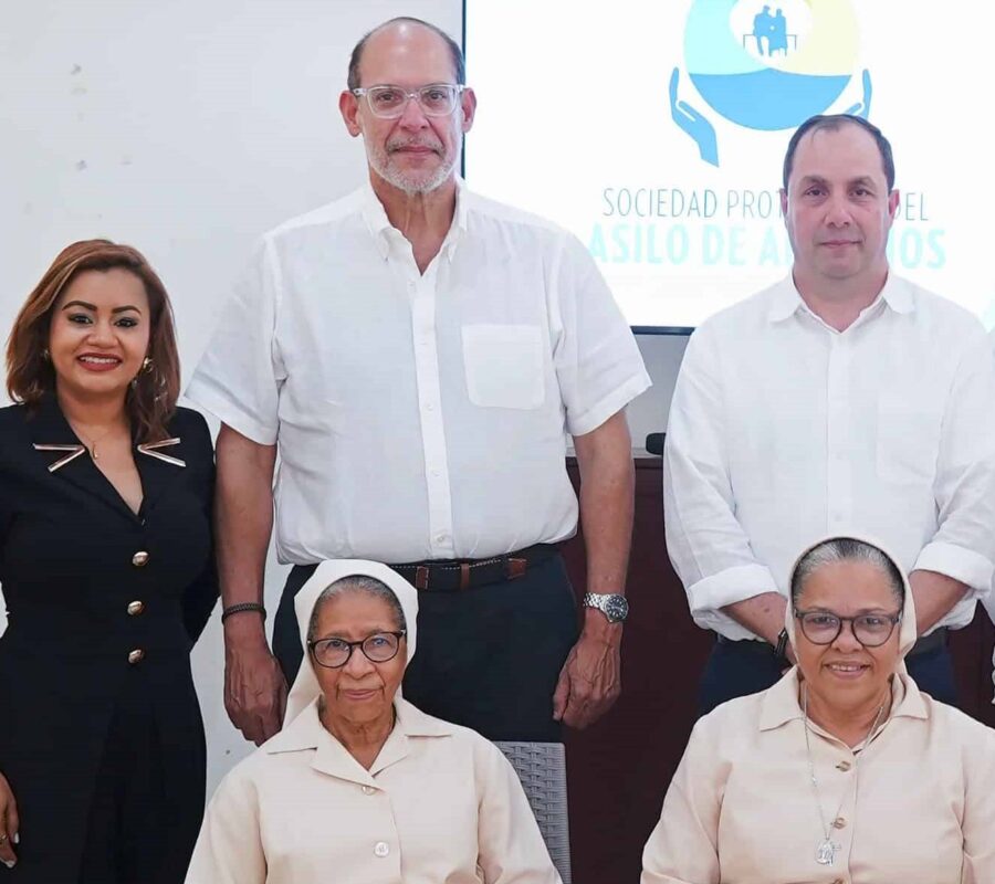 Directiva entrante junto a las hermanas caridad.