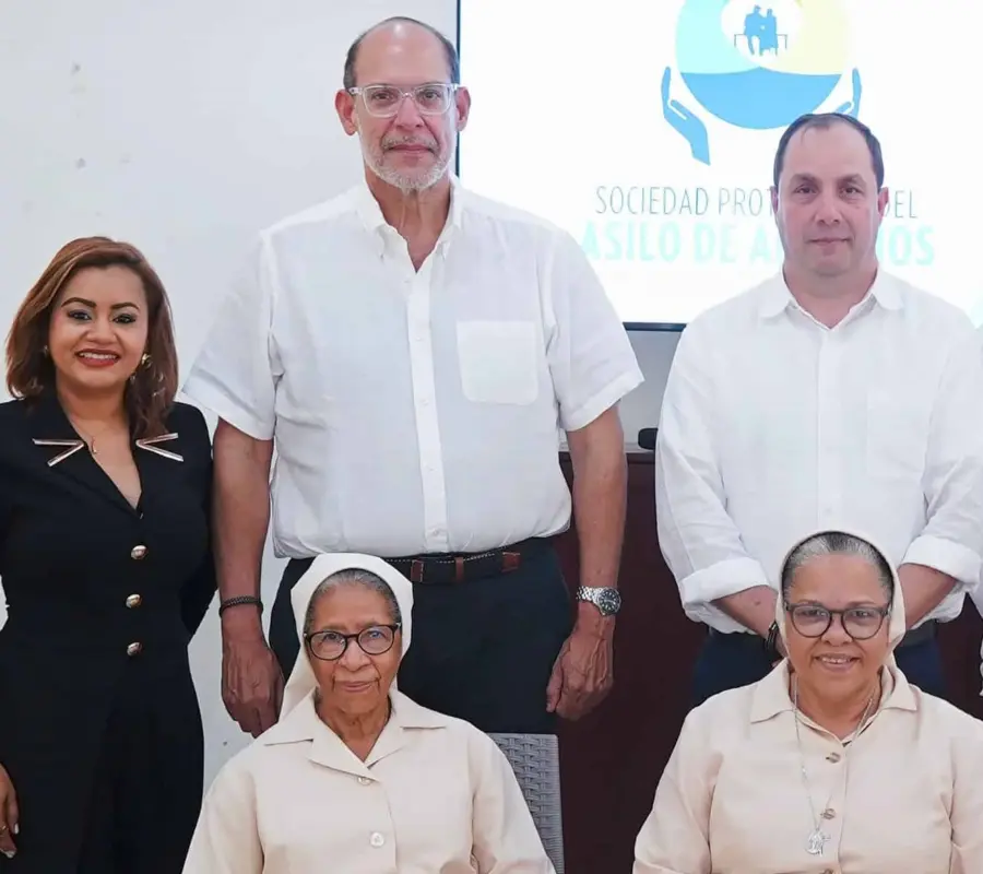 Directiva entrante junto a las hermanas caridad.