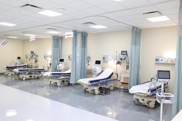 Director del SNS destaca hay más del 53% de las camas disponibles en los hospitales públicos todos los días.