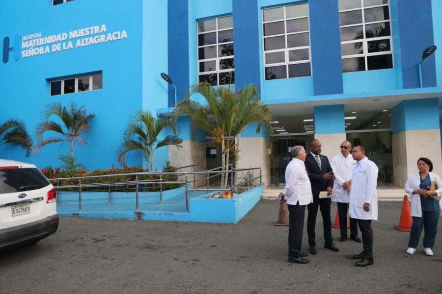 Julio Landrón, director del SNS en el inicio de recorrido por maternidades, en el que estableció tolerancia cero a muertes maternas y neonatales evitables. Fuente externa.