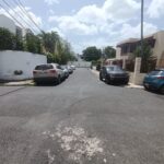Doble parqueo, aceras ocupadas y paradas improvisadas: el otro rostro del tránsito en Santo Domingo