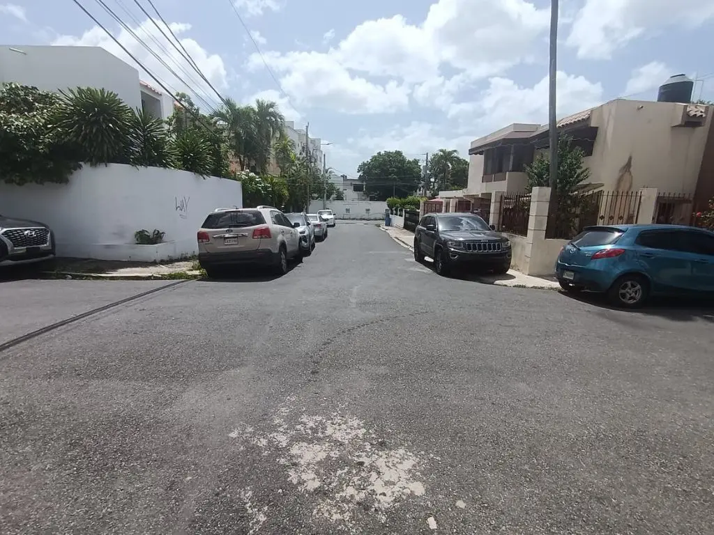 Doble parqueo, aceras ocupadas y paradas improvisadas: el otro rostro del tránsito en Santo Domingo