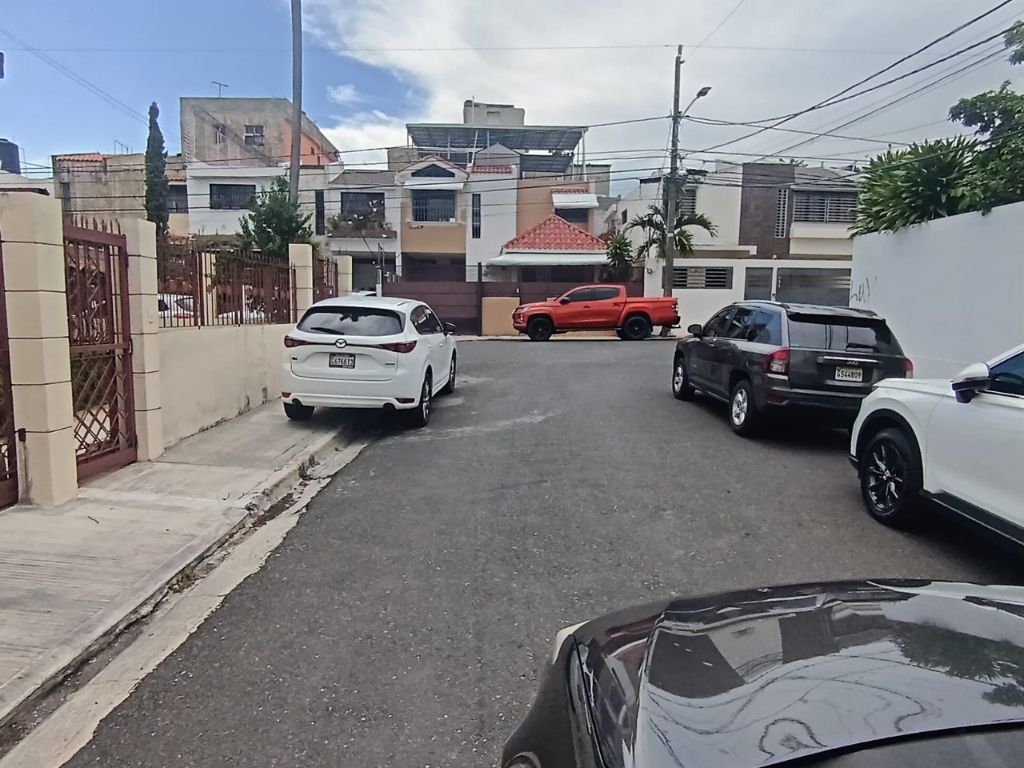 Doble parqueo, aceras ocupadas y paradas improvisadas: el otro rostro del tránsito en Santo Domingo