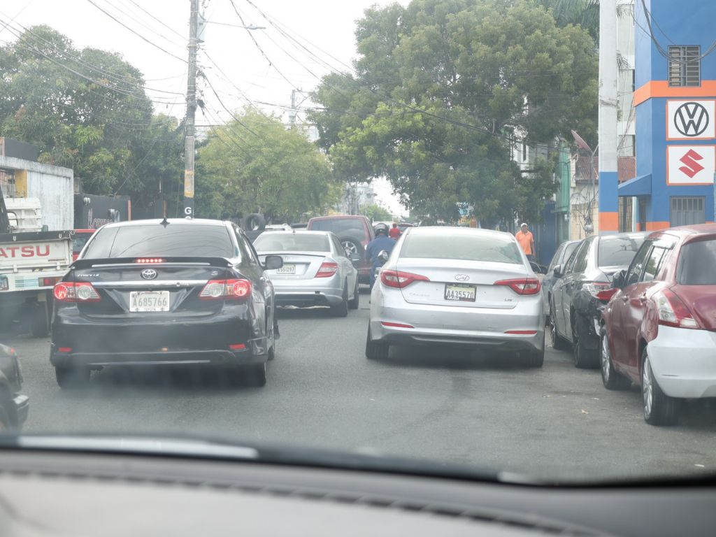 Dobles parqueos e infracciones mantienen el caos vial en las calles de Santo Domingo