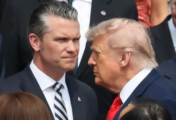Fotografía de archivo del presidente de Estados Unidos, Donald Trump (d), junto al secretario de Guerra, Pete Hegseth (i).
