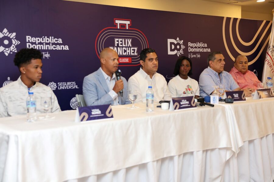 Félix Sánchez lo anuncia, junto al ministro Kelvin Cruz.