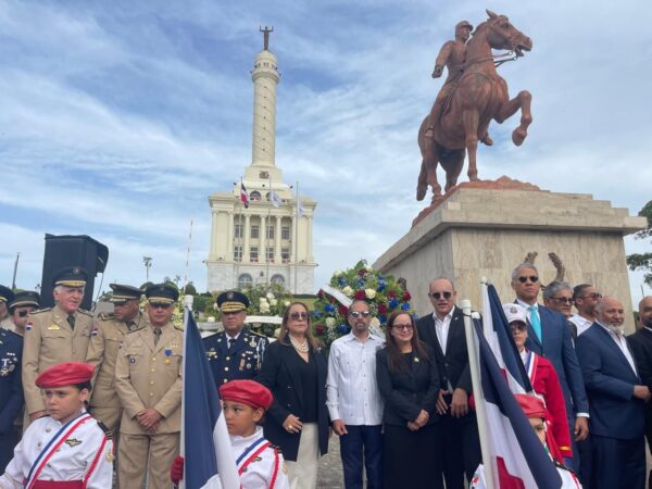 Juan Pablo Uribe   junto a autoridades de Santiago.