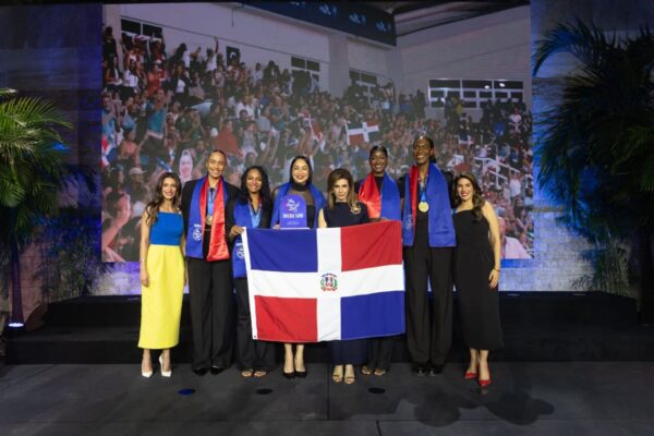 El equipo femenino de voleibol  recibe el galardón.