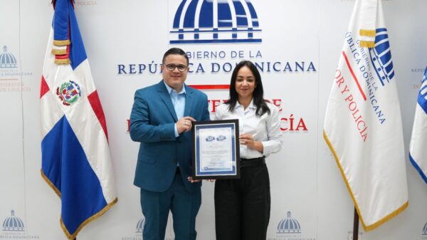 Néstor Julio Matos y Faride Raful en la entrega.