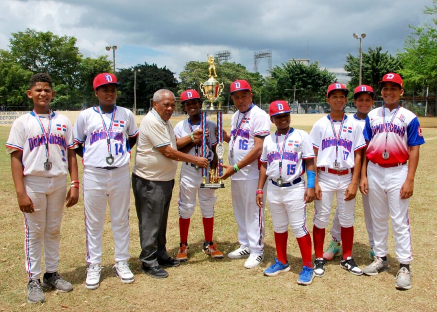 Luis Mercedes entrega el trofeo de campeón