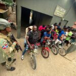 Soldados del Ejército interceptan a 76 haitianos y ocupan ocho motocicletas en Elías Piña y Dajabón