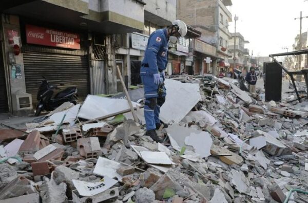 Edificios y casas afectadas este martes en Pereira (Colombia), tras un terremoto de magnitud 7,4 que sacudió al país.
