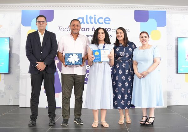 Ejecutivos de Altice reconocen a una estudiante con la excelencia Altice