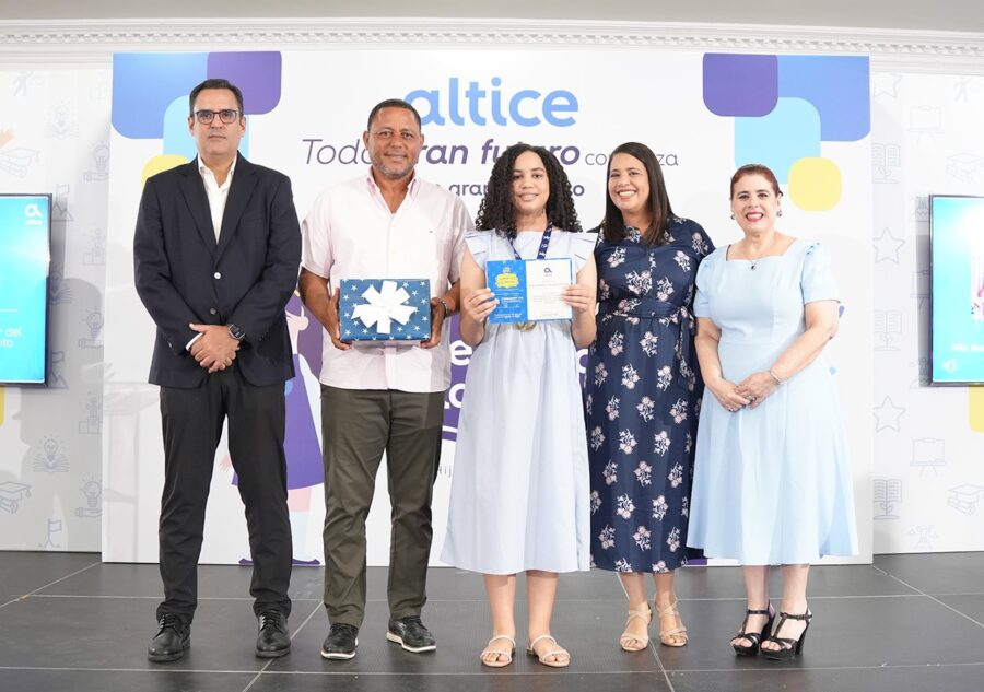 Ejecutivos de Altice reconocen a una estudiante con la excelencia Altice