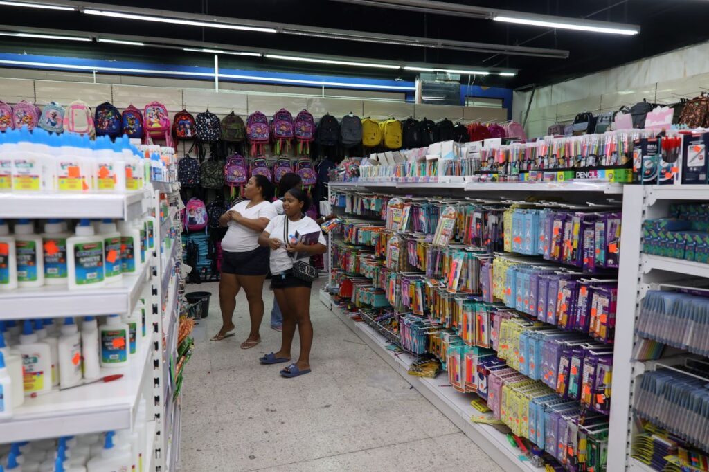 Entre quejas y ofertas, inicia las compras de útiles escolares