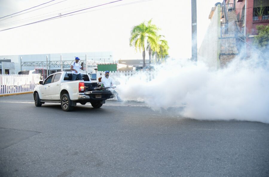 El Ministerio de Salud Pública realiza fumigación para eliminación de mosquitos para contrarrestar el dengue.