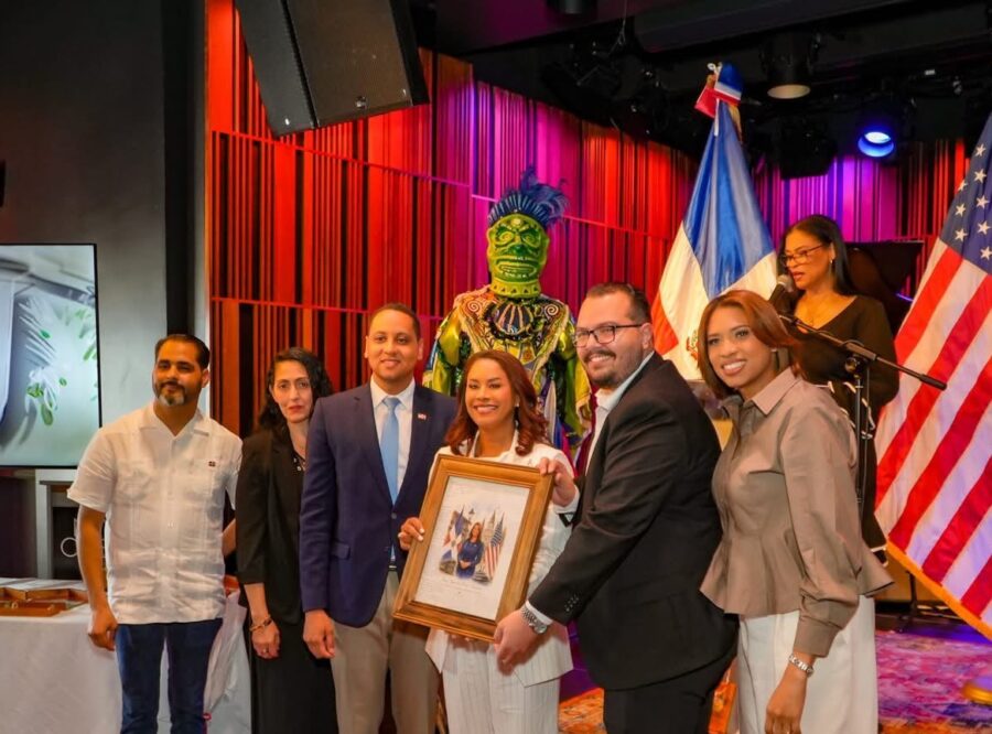 El equipo consular entregó un reconocimiento a Torres Tamares por su vocación e integridad en el servicio.