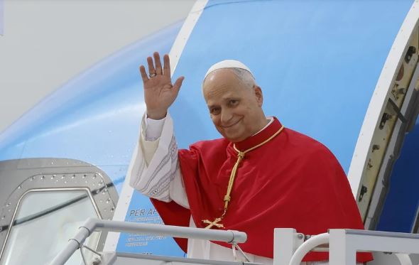 El papa León XIV saluda a personas durante su aterrizaje. jpg.