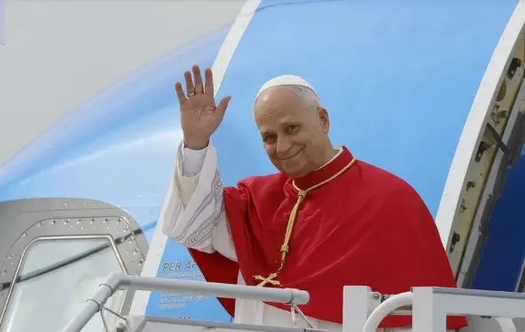 El papa León XIV saluda a personas durante su aterrizaje. jpg.