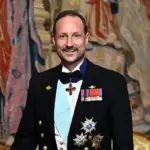 Quién es Haakon VIII, el nuevo rey de Noruega que asume la corona en tiempos turbulentos para la monarquía
