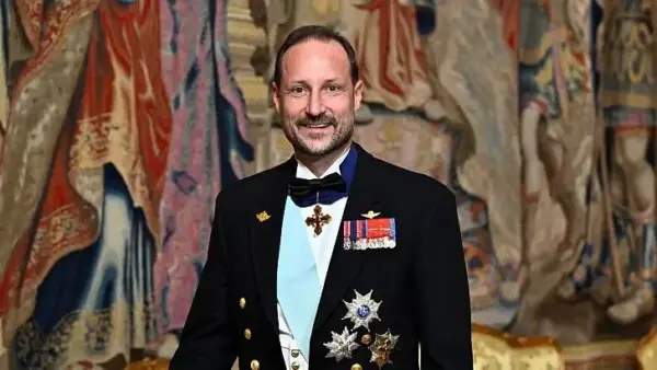El rey Haakon VIII ha adoptado el lema de su padre: "Todo por Noruega".