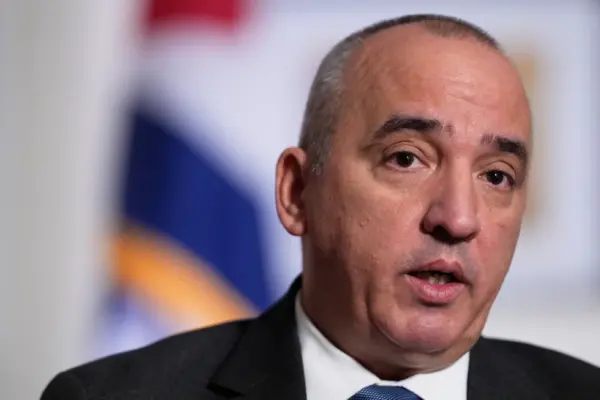 Ernesto Soberón Guzmán, embajador de Cuba ante Naciones Unidas, habla con reporteros en Nueva York, el 23 de abril de 2026.