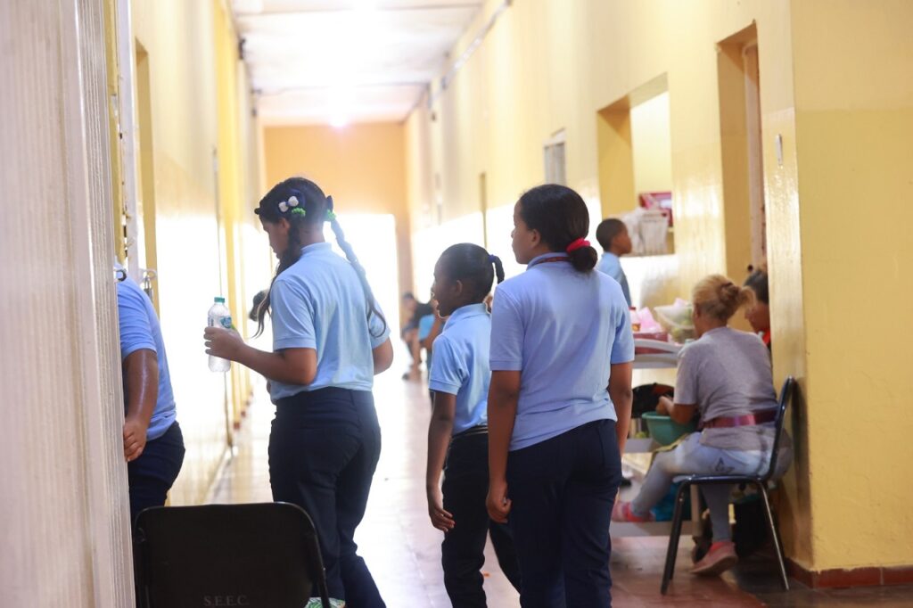 En algunas escuelas asistieron más estudiantes que ayer, mientras en otras bajó la afluencia de niños. Elieser Tapia.
