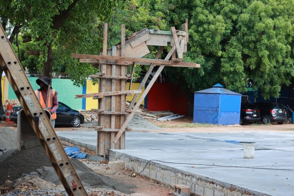 Escuela donde se construye cancha para los niños no ha iniciado las clases.