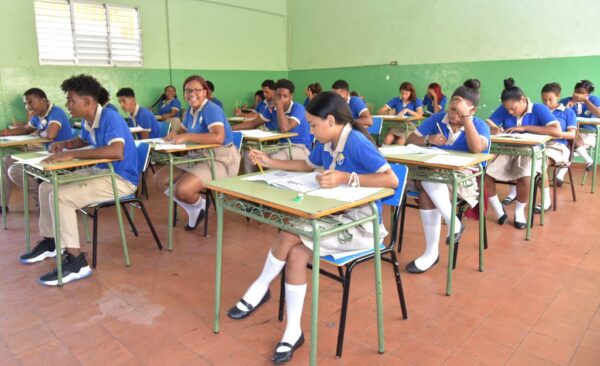 Estudiantes de secundaria de un centro educativo del territorio nacional.