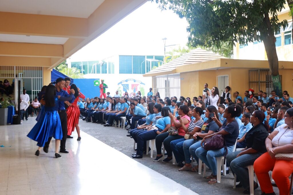 Estudiantes disfrutaron de un evento de inicio de clases en el Club Mauricio Báez. Elieser Tapia.