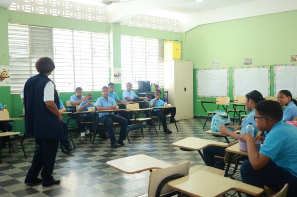 Estudiantes recibían docencia este lunes en la Escuela Primaria Fidel Ferrer, en el Ensanche La Fe, en el inicio del año escolar. Elieser Tapia.