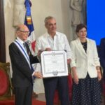 Abinader condecora al historiador Frank Moya Pons en el Palacio Nacional