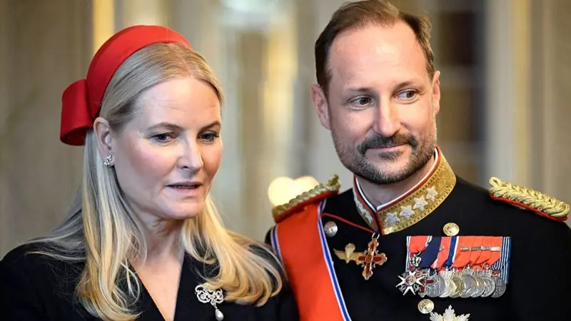 Quién es Haakon VIII, el nuevo rey de Noruega que asume la corona en tiempos turbulentos para la monarquía