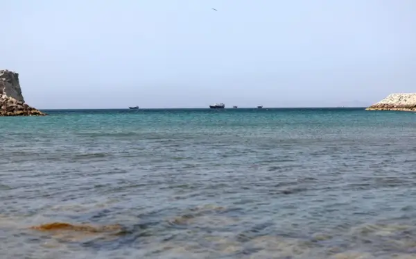 Fotografía de archivo de algunos barcos transitando por el estrecho de Ormuz, vistos desde Omán. EFE-EPA-Ali Haider