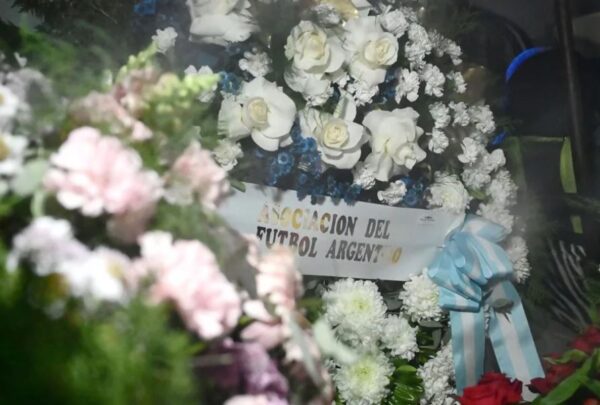 Fotografía que muestra una ofrenda floral al interior de un vehículo frente al cementerio El Prado, en Rosario (Argentina). EFE STR.jpg
