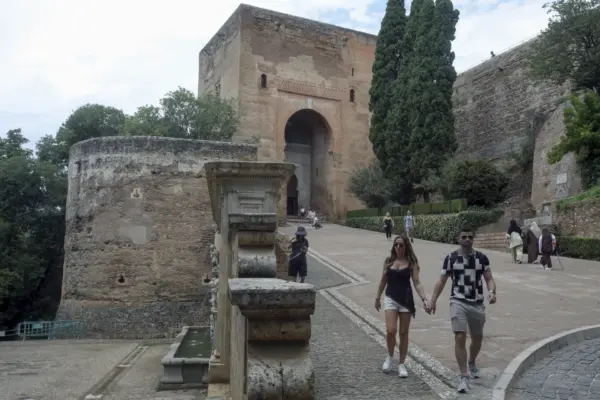 Varios visitantes accediendo a las instalaciones de la Alhambra.
