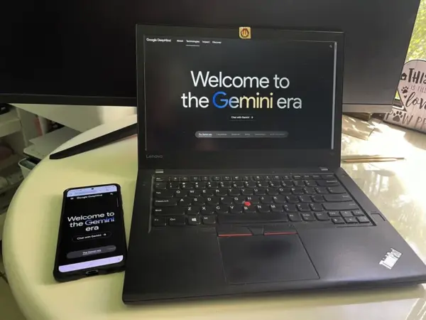 Fotografía de archivo de un computador abierto en la página de entrada de Gemini, el chatbot con inteligencia artificial (IA) de Google.