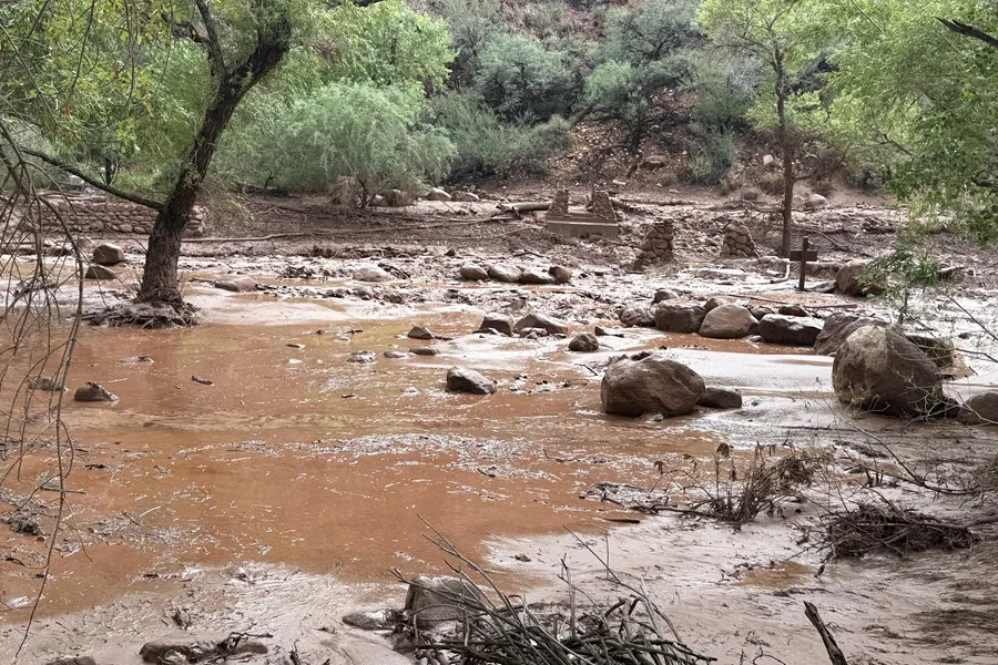 Fotografía cedida que muestra los restos de los pilares de un puente de piedra destruido debido a una crecida repentina del arroyo Bright Angel en Arizona (EE.UU.), que ha obligado la evacuación de turistas del Parque Nacional del Gran Cañón después las inundaciones. EFE/ Servicio de Parques Nacionales de EE.UU.