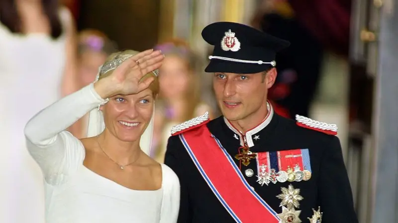 Quién es Haakon VIII, el nuevo rey de Noruega que asume la corona en tiempos turbulentos para la monarquía