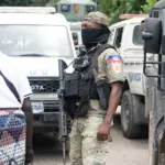 Un jefe de banda en Haití amenaza con matar a decenas de rehenes un día después de la masacre de 47 personas