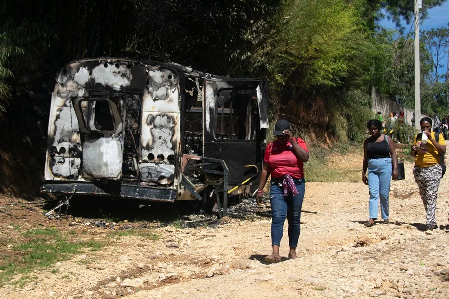 Un jefe de banda en Haití amenaza con matar a decenas de rehenes un día después de la masacre de 47 personas
