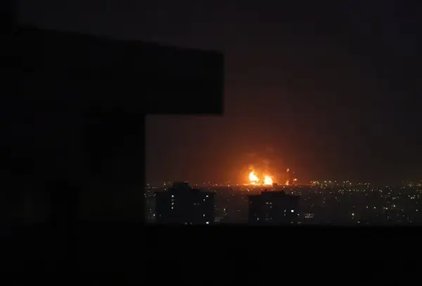 Fotografía de archivo de una explosión en Irán tras un ataque de Estados Unidos. EFE/Abedin Taherkenareh