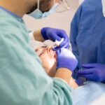 Acumulación de biopelícula oral aumenta el riesgo de caries y gingivitis
