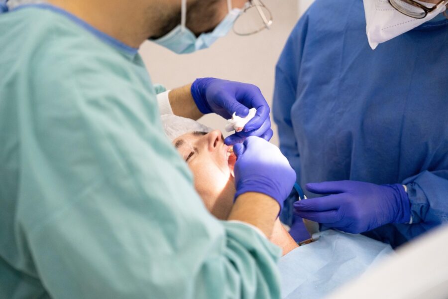 Acumulación de biopelícula oral aumenta el riesgo de caries y gingivitis