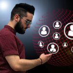 Casi la mitad de los solteros sigue pendiente de sus exparejas en las redes sociales