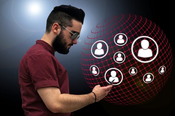 Casi la mitad de los solteros sigue pendiente de sus exparejas en las redes sociales